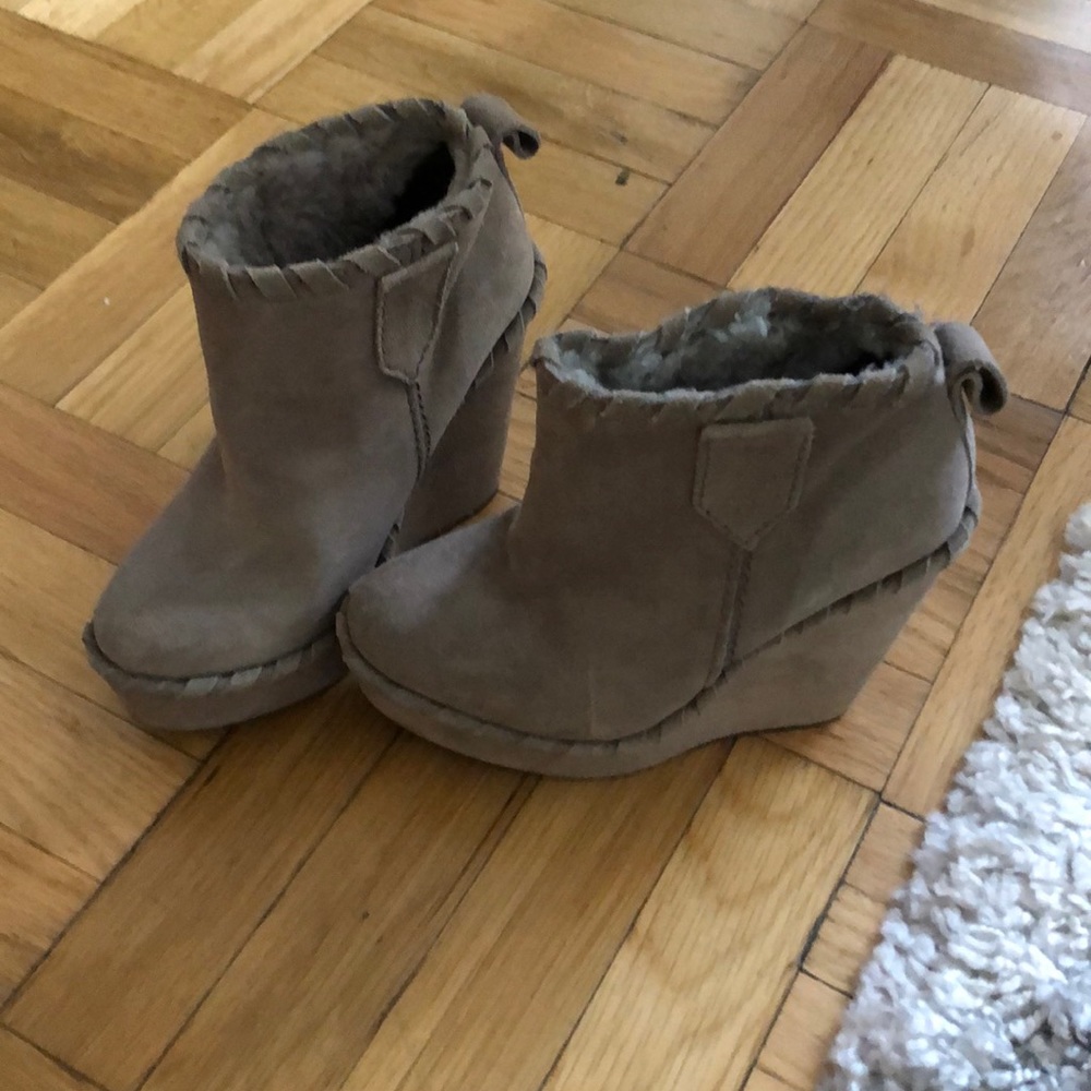 Never worn gray suede wedges